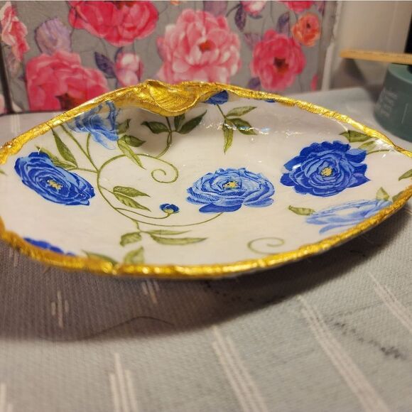 DECOUPAGE CLAM SHELL DECOUPAGE BLUE FLOWERS ON A CLAM SHELL TRINKET DISH - Picture 8 of 12